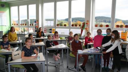 Bild: fpoz
Mit viel Spaß und Engagement sind die Mädchen beim Designen von Schmuck dabei. Dieses Angebot kommt von Nicole Gerstner (im Bild hinten, links). Mit auf dem Foto Lehrerin Daniela Faltenbacher (hinten, rechts), die für die Koordination der Arbeitsgemeinschaften verantwortlich zeichnet.
