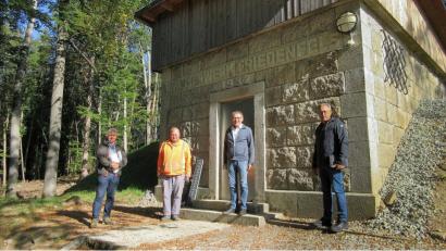 Bild: bsc
Sehr zufrieden mit dem rundum sanierten Hochbehälter auf dem Schusterberg sind (von links) der Bauleiter vom Ingenieurbüro Münchmeier-Eigner, Werner Bitterer, der Friedenfelser Wasserwart Bernhard Kellner, Bürgermeister Oskar Schuster und Jürgen Lober vom Landratsamt Tirschenreuth.