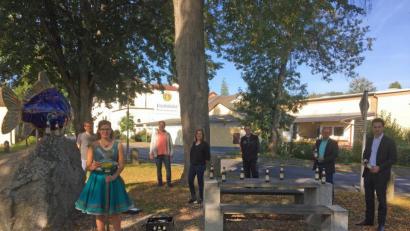 Bild: Sabrina Bittner/exb
Vorstellung des Karpfen-Trunk mit Teichnixe. Von links: Projektmanager Fabian Polster, Teichnixe Sophia Bächer, Arge-Vorsitzender Thomas Beer, stellvertretende Vorsitzende Lena Bächer, Braumeister Christian Mitterbauer, Verkaufsleiter Helmut Radimerski und Geschäftsführer der Friedenfelser Betriebe, Baron Johannes von Gemmingen-Hornberg.