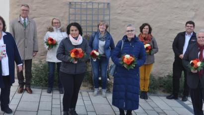 Bild: ws
Beim Treffen von "Leben Plus" konnten Quartiersmanagerin Cornelia Stahl sowie Bürgermeister Franz Stahl und BRK-Kreisgeschäftsführer Holger Schedl neue ehrenamtliche Helfer willkommen heißen. Im Bild (von links): Cornelia Stahl, Franz Stahl, Edith Thurner, Karin Würl, Inge Seidl-Jondral, Doris Rösch, Elisabeth Gradl, Holger Schedl und Peter Gold.