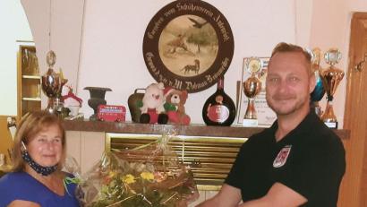 Bild: ü
Zum Dank für die lange Gastfreundschaft gab's von den Reservisten Kirchenthumbach um Vorsitzenden Jochen Lobenhofer Blumen für die Wirtin Inge Dobmann.