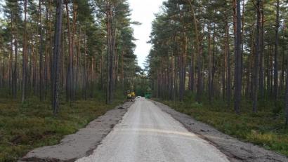 Bild: Houschka
Vor sechs Wochen befand sich hier noch ein normaler Forstweg. Mittlerweile hat das Unternehmen Zapf eine 200 Meter lange Strecke befestigt und asphaltiert, um ab Frühjahr 2021 mit dem Abbau von Kalksandstein starten zu können.