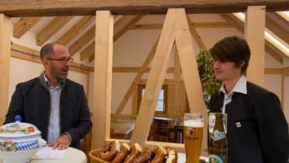 Bild: mez
Vereinsvorsitzender Thomas Völkl (links) und Johannes Ponnath (rechts) von der Klosterbrauerei Kemnath diskutierten in den Hollerhöfen zum Thema "Zukunftsfähige Führung mit christlichen Werten".