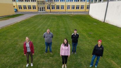 Bild: sne
Der Vorstand hat sich bewährt und wird bei den Neuwahlen bestätigt. Im Bild (von links): Kassiererin Isabell Dobmeier, stellvertretender Vorsitzender Marcus Ackermann, stellvertretende Kassiererin Bernadette Rodler, Präsident Martin Reis und Schriftführerin Barbara Krauthahn.