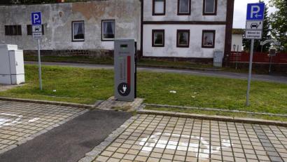 Bild: bkr
Auf den zwei Plätzen vor der E-Säule steht fast nie ein E-Auto zum Aufladen.