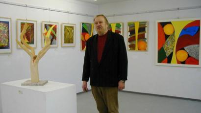 Archivbild: bm
Der Mitbegründer der Windischeschenbacher Futura-Artothek und die treibende Kraft dahinter: Erwin Schlott im Jahr 2003 bei einer Ausstellung mit eigenen Werken in der Artothek der Futura.