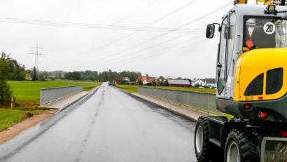 Bild: Hösamer
Die Sanierung der Kreisstraße und Brücken bei Irrenlohe (Bild) dauert länger als erwartet.