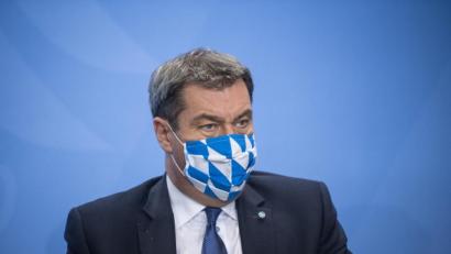 Bild: Stefanie Loos/AFP POOL/dpa
Markus Söder geht auf Distanz zu dem bundesweit umstrittenen Beherbergungsverbot für Urlauber aus Corona-Hotspots.