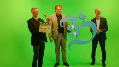 Bild: gib
Film ab: Vor dem Greenscreen des Medienlabors gaben Bayerns Wissenschaftsminister Bernd Sibler (von links), Richard Loibl, Direktor des Hauses der Bayerischen Geschichte, und Egon Leo Westphal, Vorstandsmitglied der Bayernwerk AG, die die Bavariathek finanziell fördert, den Startschuss für das medienpädagogische Zentrum.