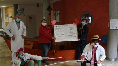 Bild: Michael Reindl
Die Klinikclowns freuen sich über den Spendenscheck.