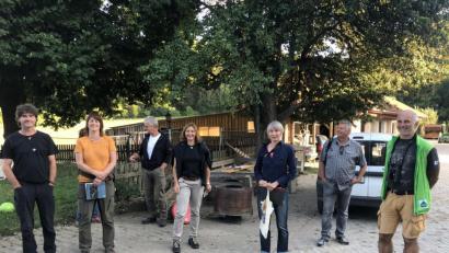 Bild: Öko-Modellregion/exb
Biobauer Klaus Hofmann (links), Landschaftsarchitektin Marianne Badura (Vierte von links), ÖMR-Projektmanagerin Barbara Ströll (Dritte von rechts) und Gebietsbetreuer Rudi Leitl (rechts) begrüßen die Teilnehmer zum Fledermausabend auf dem Jurahof in Schmidtstadt.