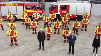 Bild: exb
Da fallen die Politiker in ihrer dunklen Kleidung inmitten der neu eingekleideten Feuerwehrmänner auf (von links): Fraktionsvorsitzender der CSU Winfried Prokisch, Zweiter Bürgermeister Franz Scharl, Bürgermeister Franz Tauber, Dritte Bürgermeisterin Catrin Seltmann und FWG-Fraktionsvorsitzender Heribert Lehnert.