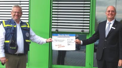 Bild: Hirsch
Sparda-Bank-Filialleiter Gerhard Eckl (rechts) überreichte den Scheck an den Vorsitzenden des THW-Helfervereins, Oberbürgermeister Andreas Feller (links).
