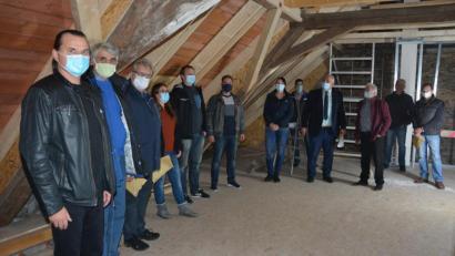 Bild: jr
Einen Eindruck vom Stand der Sanierungsarbeiten im Imkerhaus verschaffte sich der Gemeinderat Leonberg. Planer Hans Günthner (Dritter von rechts) gab bei einem Rundgang Erläuterungen.