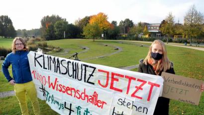 Bild: Stephan Huber
Michael Zeitler und Aziza Ernst von Fridays for Future Amberg fordern mehr Transparenz und Verbindlichkeit zum Thema Klimaschutz von der Kommunalpolitik.