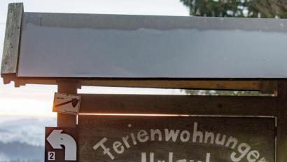 Bild: Armin Weigel
«Ferienwohnungen, Urlaub auf dem Bauernhof» steht auf einem Schild in Lalling.