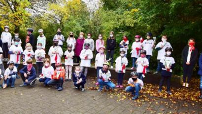 Bild: no
Nach der bestandenen Prüfung freuen sich Ehrengäste und Ausbilder mit den Kindern.