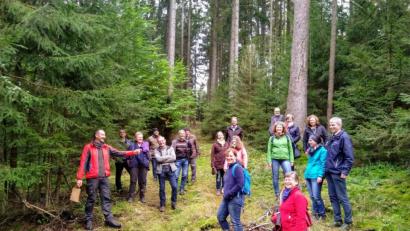 Bild: fvo
Das Kreis-Landvolk bei der Waldwanderung mit Stadtförster Wolfgang Winter (links) in den Wäldern um Weiden.