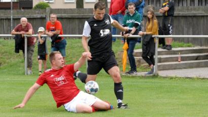 Archivbild: gb
Szene aus dem Spiel zwischen der SG SV Mitterteich II/SV Steinmühle I und dem TSV Konnersreuth, das der TSV im August 2019 mit 3:0 gewann. Am Samstag hätte der Tabellenzweite Konnersreuth beim TSV Thiersheim antreten sollen, doch die Partie wurde am Freitagabend abgesetzt, weil es beim Gastgeber einen Corona-Verdachtsfall gibt. Die SG Mitterteich/Steinmühle empfängt am Sonntag den TuS Erkersreuth.