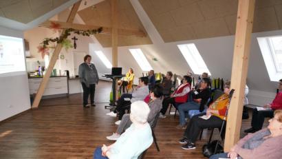 Bild: fvo
Dr. Elisabeth Eißner (links) spricht in Waldthurn über „Hypnose in der Schmerztherapie“