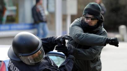 Symbolbild: Carsten Rehder/dpa
Ein gewalttätiger Demonstrant schlägt auf einen Polizisten ein. Dieses Bild zum Artikel „Schmerzensgeld für rund 200 Beamte“ warf bei einem Leser aus Amberg Fragen auf. Unter anderem diese: Darf das Gesicht des Täters denn nicht gezeigt werden?