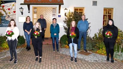 Bild: njn
Maria Dietrich, (erste Reihe, von links) Melissa Chousein, Sarah Bollmann und Selina Forster haben mit Erfolg die Übungsleiterprüfung bestanden. Mit auf dem Bild (hintere Reihe, von rechts) Spartenleiter Bernd Rose, Oberturnwartin Sonja Grünauer und Stellvertreterin Rita Härtl sowie Kassier Anton Rupprecht.