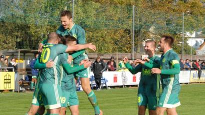 Archivbild: gb
So wie in dieser Szene aus der Partie gegen Kickers Selb wollen die Spieler des SV Mitterteich auch am Samstag jubeln. Die Stiftländer gehen als klarer Favorit ins Heimspiel gegen den Tabellenvorletzten TuS Feuchtwangen.