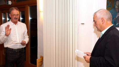 Bild: bkr
Bürgermeister Günter Kopp (rechts) nahm dem neuen Gremiumsmitglied Wolfgang Lorenz den Eid ab.