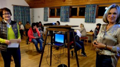 Bild: le
Vorsitzende Christa Riedel (links) war wie alle Teilnehmerin begeistert über den Vortrag von Präventologin Doris Völkl aus Waldthurn (rechts).