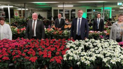 Bild: Portner
Der ehemalige Bürgermeister Heinz Weigl (Zweiter von links) wurde bei der Festsitzung in der Gärtnerei Baumer offiziell verabschiedet, ebenso die ausgeschiedenen Stadträte Rita Biegerl (vorne, von rechts), Alexander Flierl und Josef Lohrer (nicht im Bild). Elfriede Weiß (links) nahm die Würdigung von Bürgermeister Rudolf J. Teplitzky (hinten, rechts) und stellvertretenden Landrat Richard Tischler stellvertretend für ihren verstorbenen Gatten Udo Weiß entgegen.