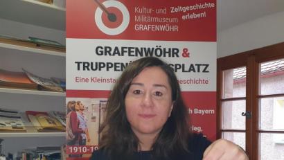 Bild: Kultur- und Militärmuseum Grafenwöhr/exb
Nach 90 Jahren ist im Kultur- und Militärmuseum eine Bereinigung des Bestands nötig. Historikerin Birgit Plößner zeigt eine "entsammelte" Karteikarte.