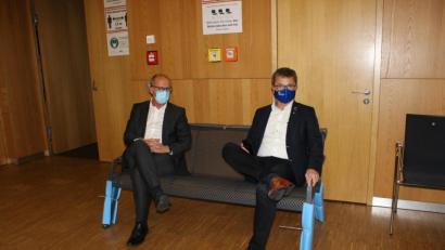 Bild: pko
Es sitzt sich gut auf den ausgesuchten Parkbänken: Das bestätigten Bürgermeister Martin Birner (rechts) und Maximilian Baumgärtner (links) nach dem ersten Test.