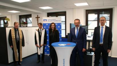 Bild: fpoz
Bei einer kleinen Feier wurde das neue Kunden-Service-Center in der Raiffeisenbank in Waldershof offiziell eingeweiht. Im Bild (von links) Stadtpfarrer Bernd Philipp, Pfarrer Andreas Kraft, Bürgermeisterin Margit Bayer, Vorstandssprecher Joachim Geyer und der Leiter der neu geschaffenen Abteilung, Thomas Schücke.