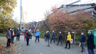 Bild: bey
Architekt Josef Schöberl (vordere Reihe, 2. von links) gibt Bürgermeister Sebastian Hartl (ihm gegenüber) und dem Marktgemeinderat einen Bericht über den Sachstand der energetischen Sanierung der Grundschule Luhe und den noch folgenden Maßnahmen.