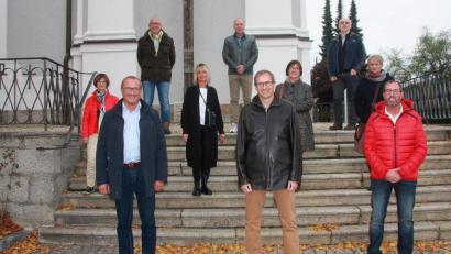 Bild: wro
Organisiert wird das alle fünf Jahre stattfindende Klassentreffen von Matthias Bittner, Siegfried Trißl (vorne von rechts), Anette Pickert (2. Reihe rechts) und Mario Ries (oben links).