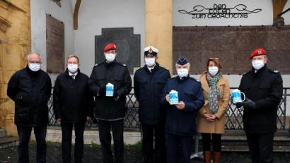 Bild: Stephan Huber
Bei der Prominentensammlung für Kriegsgräber am Amberger Marktplatz waren dabei (von links): Reinhard Schober, Martin Preuß, Uwe Klöppel, Vertreter der Bundeswehr, Harald Fischer, Birgit Singer-Grimm und Sebastian Erbe.