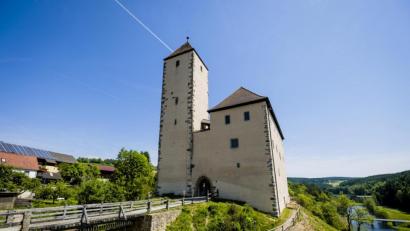Bild: Deutsches Jugendherbergswerk/exb
Blauer Himmel, frisches Grün und ein Blick übers Pfreimdtal: Damit kann die Jugendherberge Trausnitz normalerweise punkten. Das Beherbergungsverbot macht ihr nun einen Strich durch die Rechnung.