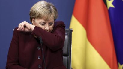 Bild: Kenzo Tribouillard/dpa
Bundeskanzlerin Angela Merkel räuspert sich.