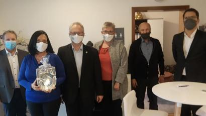 Bild: ld
Festakt auf Abstand und mit Mundschutz Bürgermeister Bernhard Schindler (von links), Leiterin der Brander Niederlassung Anita Burger , Geschäftsführer Peter Weith, Mitarbeiterin Carmen Schmidt, Diakon Franz Lautenbacher sowie Gemeinderat und Europaabgeordneter Christian Doleschal.