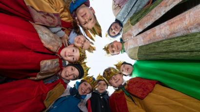 Archivbild: Friso Gentsch/dpa
So nah können sich die Sternsinger in diesem Jahr zwar nicht kommen, trotzdem wollen die Pfarreien aber auch 2020 die Segensbringer aussenden. Doch was ist möglich, und was nicht?