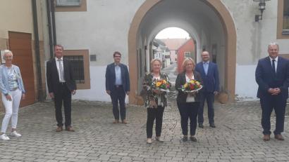 Bild: bk
Die eine geht, die andere bleibt und wird neue Leiterin der Josef-Voit-Grundschule (von links): Personalratsvorsitzende Michaela Bergmann, Schulamtsdirektor Gerald Haas, Kämmerer Max Heindl, Ulrike Frank, Helga Prechtl, Bürgermeister Uwe König und Landrat Richard Reisinger.