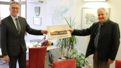 Bild: Stadt Tirschenreuth/exb
Eberhard Polland (rechts) bei der Übergabe des Kalenders an Bürgermeister Franz Stahl.