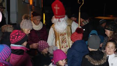 Bild: wrm
Solche Bilder wird es in diesem Jahr nicht geben. Die Stadt hat sich entschlossen, weder den Christkindlmarkt im Pfarrhof noch das Weihnachtsstandl vor dem Rathaus zu veranstalten