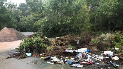 Bild: DB AG/exb
Auf einem Lagerplatz der Deutschen Bahn beim Bahnhof Irrenlohe entsorgten unbekannte Täter ihren Müll.