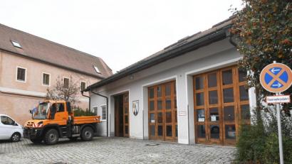 Bild: Gabi Schönberger
Hier sind bisher der Bauhof in Etzenricht untergebracht. In der Gemeinderatssitzung geht es erneut darum, ob ein gemeinsamer Bauhof mit Weiherhammer und Kohlberg nicht die bessere Lösung wäre.