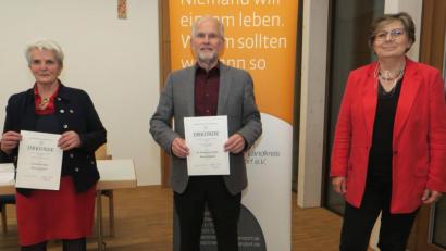 Bild: Hirsch
Die neue Vorsitzende des Hospizvereins im Landkreis Schwandorf, Gisela Pöhler (rechts), ernannte ihren Vorgänger Wolfgang Laaths (Mitte) und das langjährige Vorstandsmitglied Lieselotte Käss (links) zu Ehrenmitgliedern.