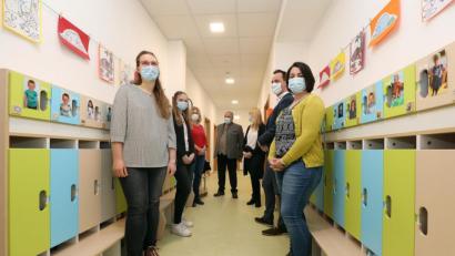 Bild: Wolfgang Steinbacher
Bunt sind im Eingangsbereich die Garderoben für die Kinder. Das Kindergartenteam lobte die ganze Inneneinrichtung als „wunderschön“ (von links): Julia Löhner, Susanna Roßmann, Anja Hopf, Fachbereichsleitung Kitas im BRK, Bürgermeister Anton Peter, Kindergartenleiterin Katharina Reiff, BRK-Kreisgeschäftsführer Sebastian Schaller und Susanna Honig.
