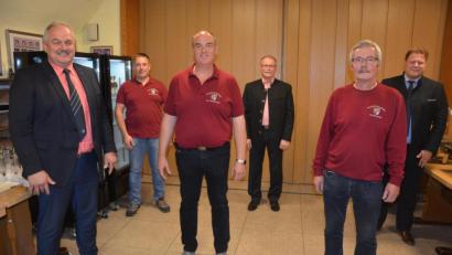 Bild: jr
Der bisherige Kreisbrandmeister Albert Fröhlich (Zweiter von rechts) und sein Nachfolger Wolfgang Wedlich (Dritter von links) mit den Bürgermeistern Johann Burger (links), Stefan Grillmeier (rechts) und Max Bindl (hinten, Mitte) sowie Kreisbrandinspektor Stefan Gleißner.