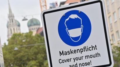 Symbolbild: Peter Kneffel/dpa
Ein Schild mit der Aufschrift "Maskenpflicht - Cover your mouth and nose!" steht in einer Fußgängerzone in der Münchener Innenstadt. So eine ähnliche Beschilderung könnte auch bald in der Fußgängerzone in Weiden zu finden sein.