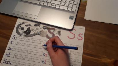 Symbolbild: Lowak
Homeschooling für Erstklässler: Die Kleinen lernen während der Quarantäne das S.